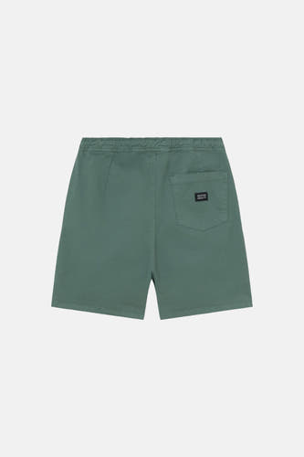 Short vert de KAOTIKO avec une poche arrière et un détail d'étiquette.