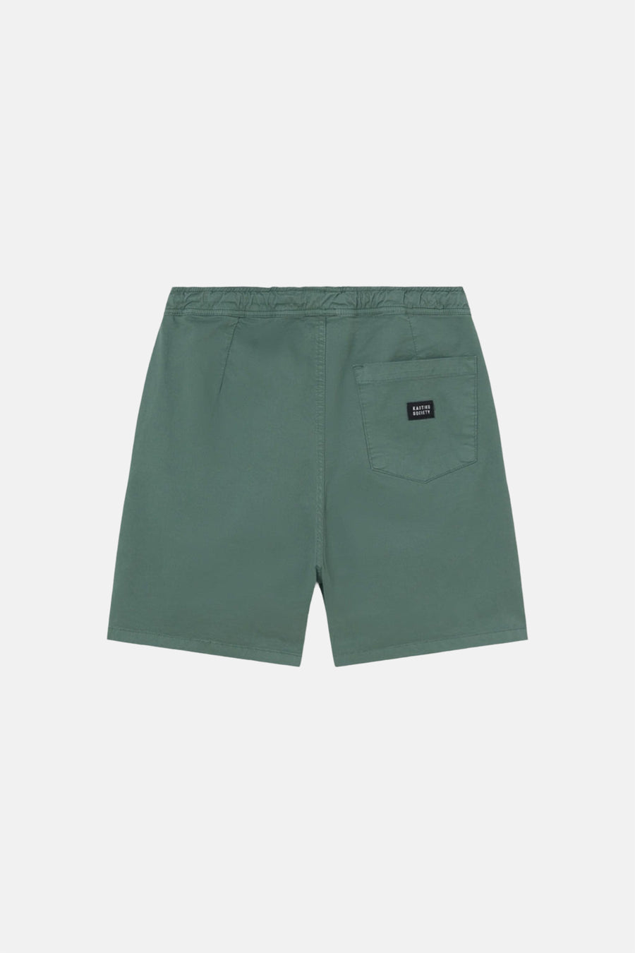 Short vert de KAOTIKO avec une poche arrière et un détail d'étiquette.