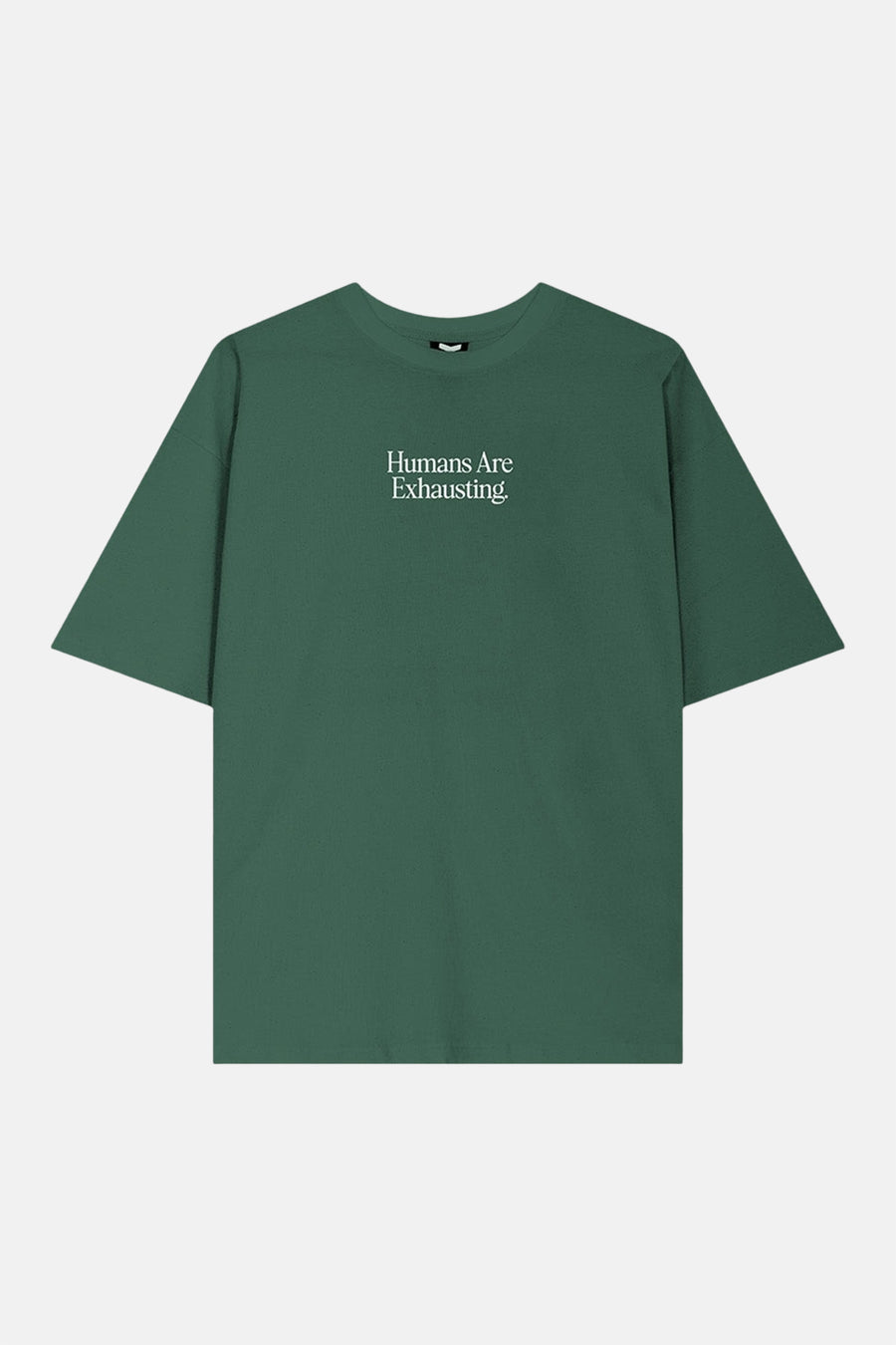 T-shirt vert de KAOTIKO, à manches courtes et avec un imprimé texte sur la poitrine.