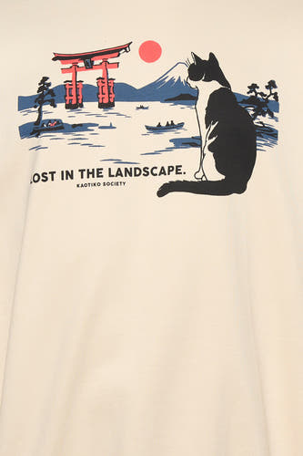 Pull écru de KAOTIKO avec un imprimé de chat dans un paysage japonais.