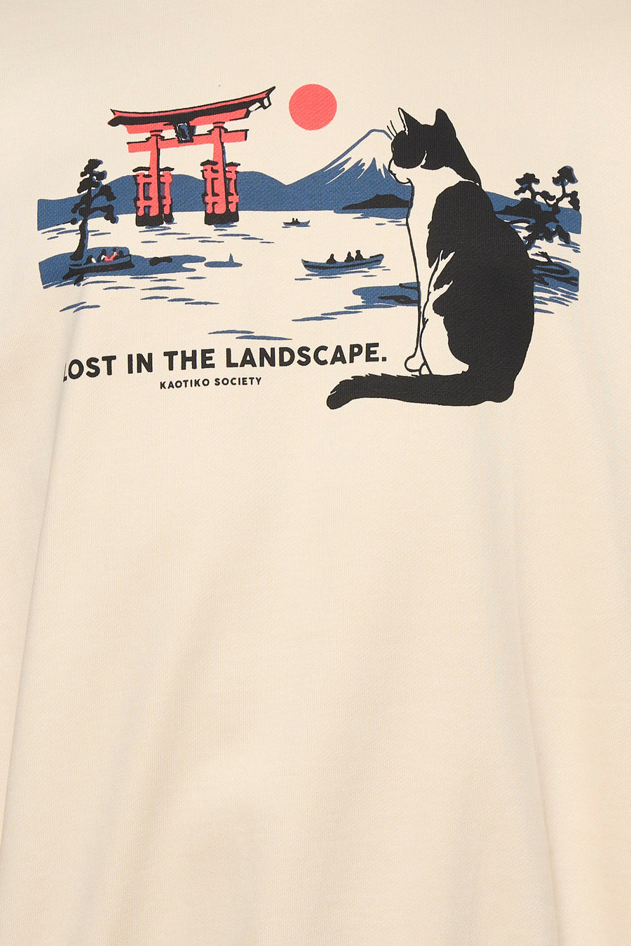 Pull écru de KAOTIKO avec un imprimé de chat dans un paysage japonais.