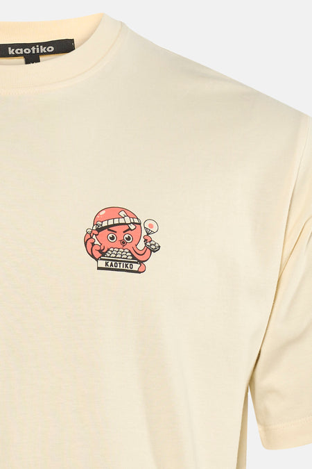 T-shirt écru de KAOTIKO, avec un petit imprimé de pieuvre avec un motif de sushi sur la poitrine.