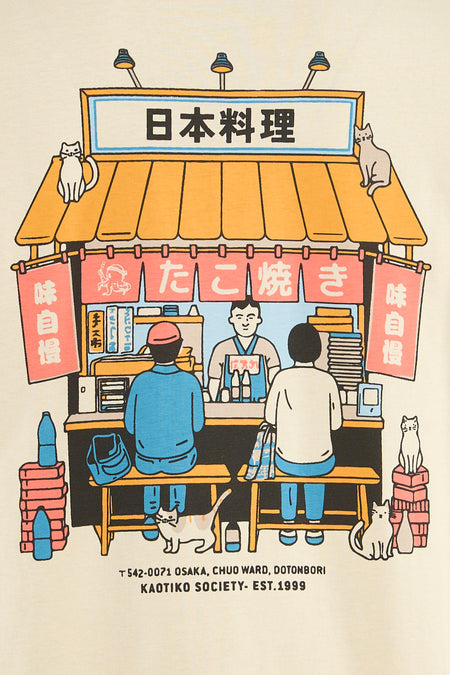 T-shirt écru de KAOTIKO avec illustration de style dessin animé d'un stand de nourriture japonais et de chats.
