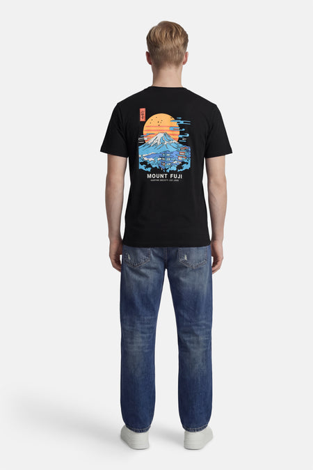 T-shirt noir à manches courtes de KAOTIKO, avec un imprimé du mont Fuji au dos.