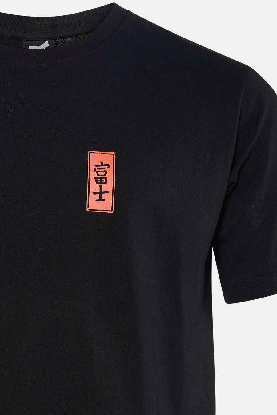 T-shirt noir à manches courtes de KAOTIKO, avec un motif japonais rectangulaire sur la poitrine.
