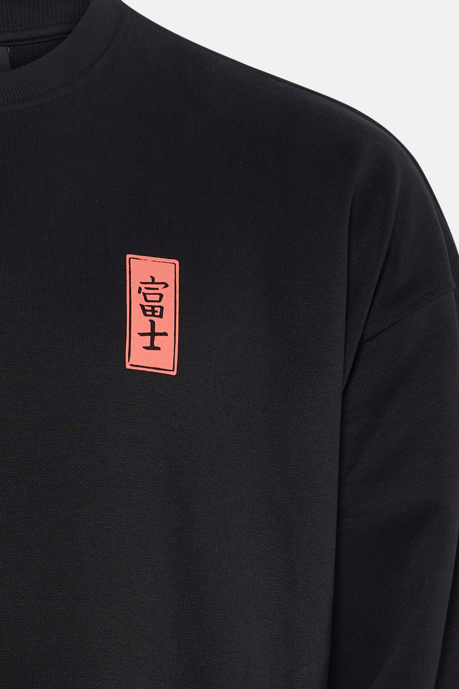 Sweatshirt noir de KAOTIKO, avec un patch rectangulaire avec des caractères japonais sur la poitrine.