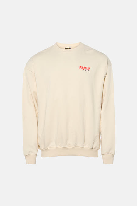 Pull écru à col rond de KAOTIKO, avec imprimé texte rouge 'RAMEN' sur la poitrine.