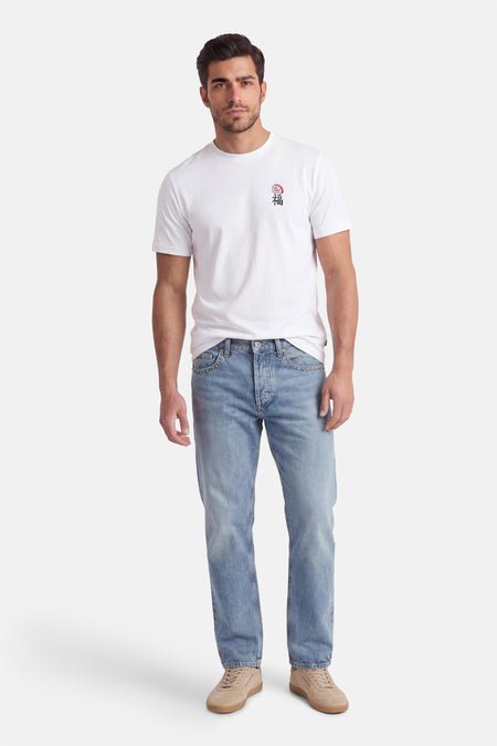 T-shirt blanc à manches courtes de KAOTIKO, orné d'un petit logo rouge avec des caractères japonais.