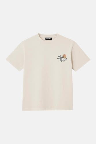 T-shirt écru de Kaotiko, à manches courtes et avec un petit imprimé "Lost Motel".