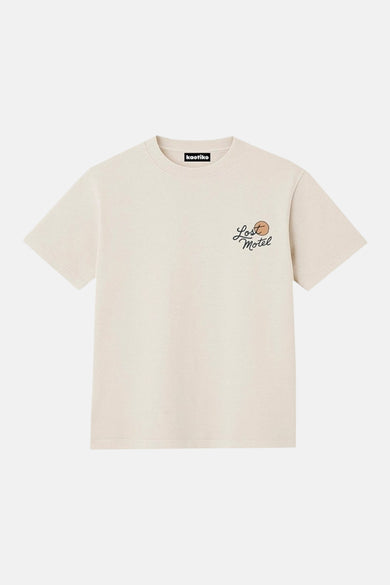 T-shirt écru de Kaotiko, à manches courtes et avec un petit imprimé "Lost Motel".