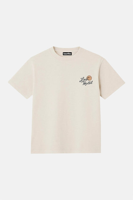 T-shirt écru de Kaotiko, à manches courtes et avec un petit imprimé "Lost Motel".