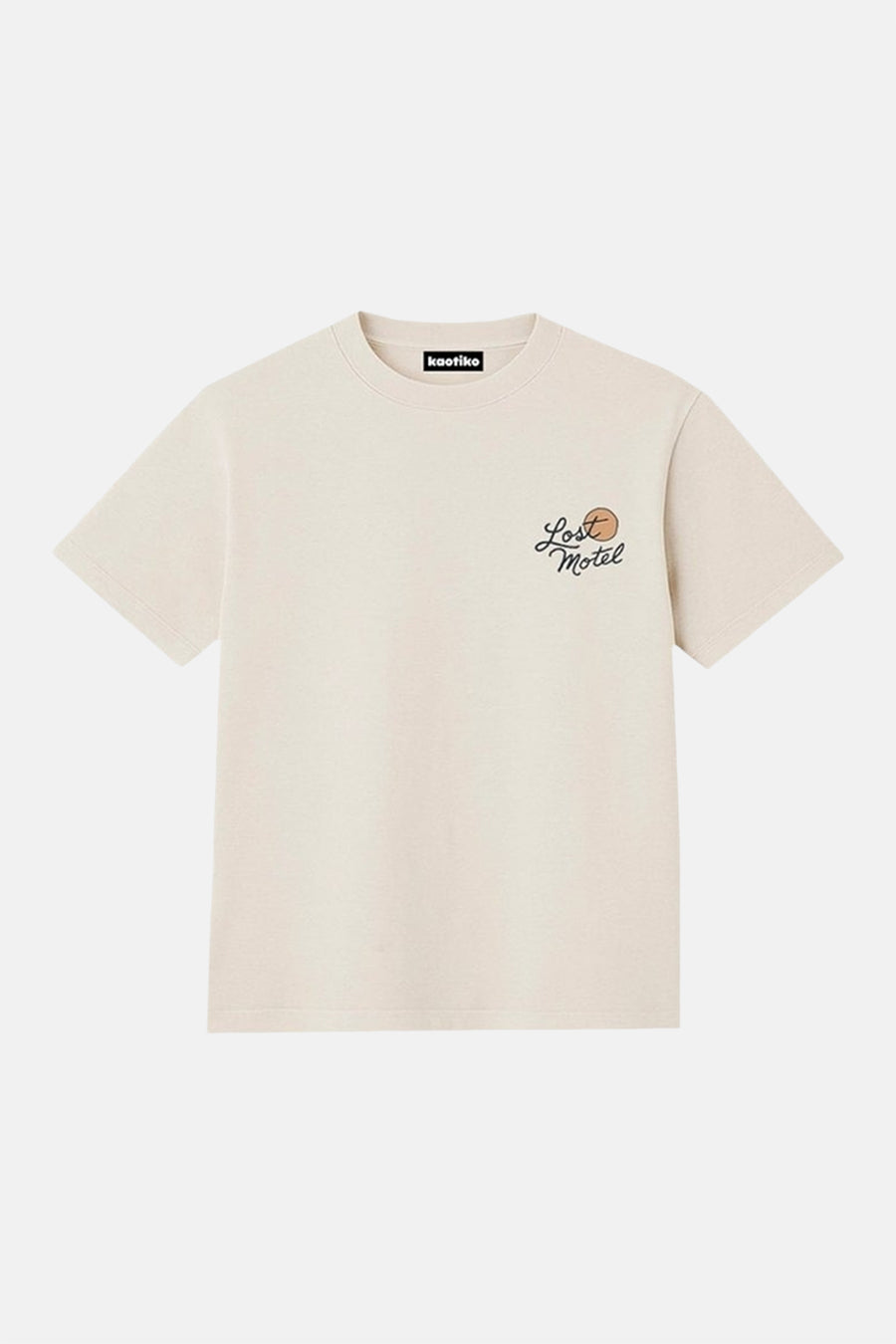 T-shirt écru de Kaotiko, à manches courtes et avec un petit imprimé "Lost Motel".