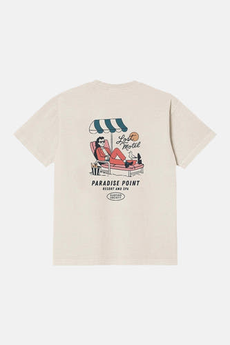 T-shirt écru de KAOTIKO avec un imprimé d'un homme sur une chaise de plage au dos.