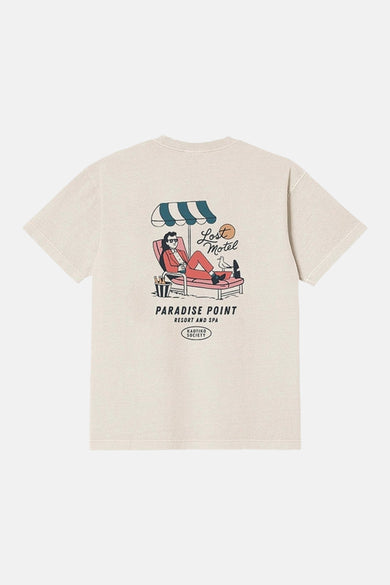 T-shirt écru de KAOTIKO avec un imprimé d'un homme sur une chaise de plage au dos.