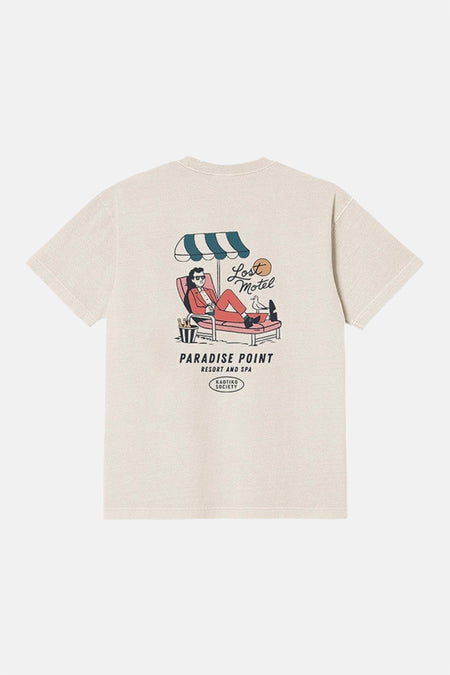 T-shirt écru de KAOTIKO avec un imprimé d'un homme sur une chaise de plage au dos.