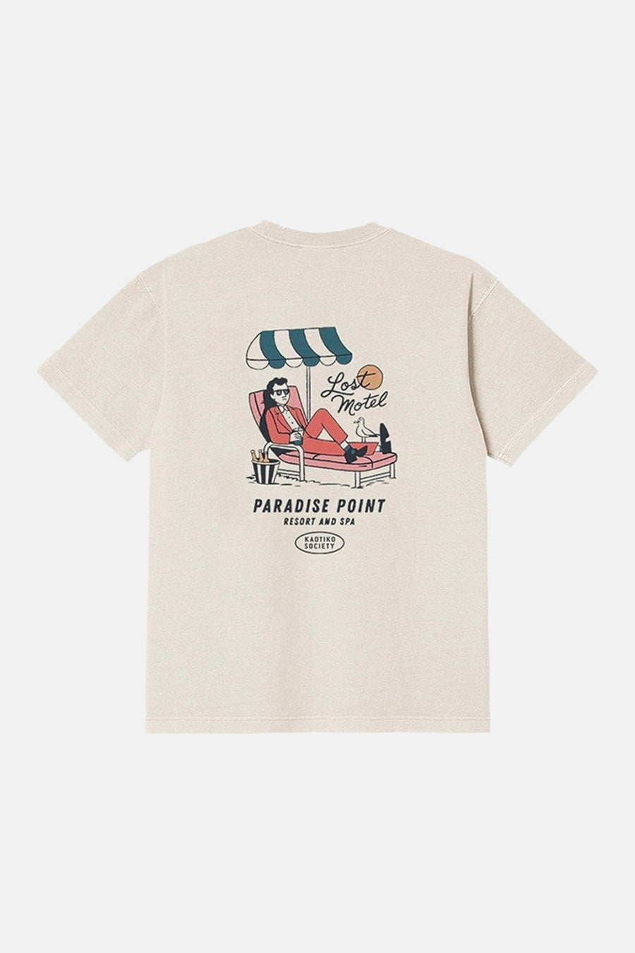 T-shirt écru de KAOTIKO avec un imprimé d'un homme sur une chaise de plage au dos.