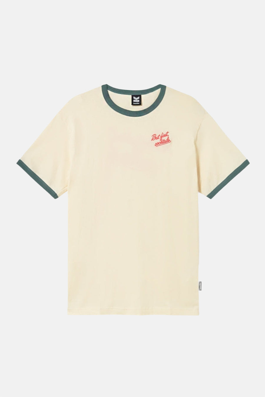 T-shirt écru à manches courtes de KAOTIKO, fini avec des bordures vertes et un imprimé texte rouge.