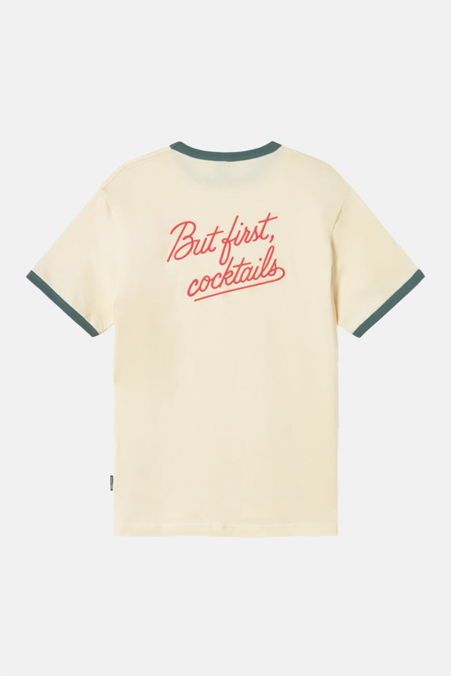 T-shirt écru à manches courtes de KAOTIKO, avec finition verte et imprimé rouge 'But first, cocktails'.