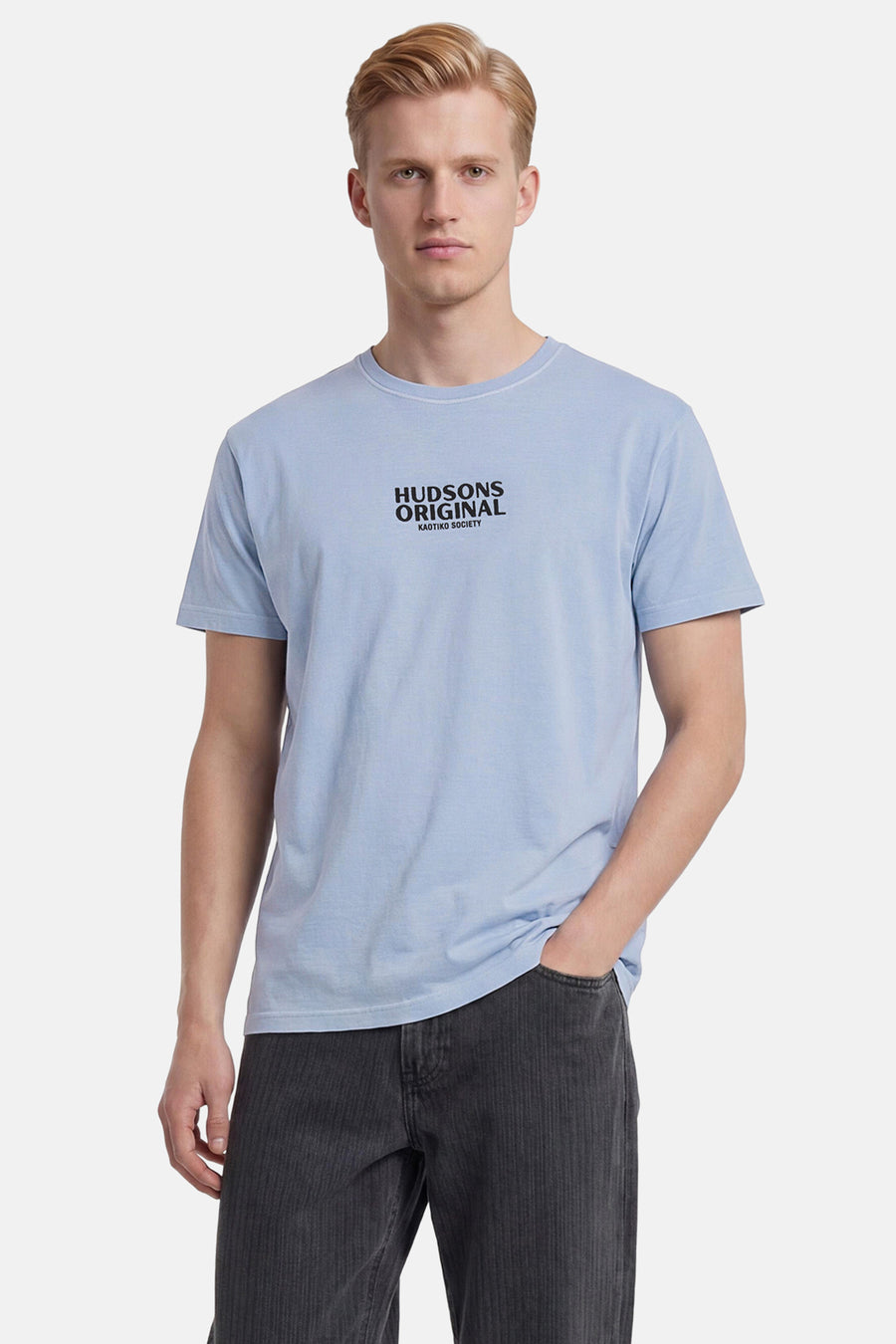 T-shirt bleu clair de KAOTIKO à manches courtes avec imprimé noir 'Hudsons Original Kaotiko Society' sur la poitrine.