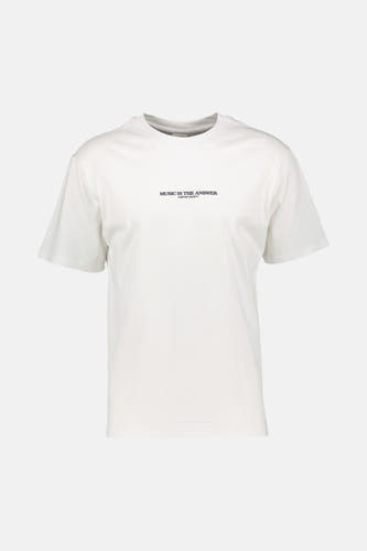 T-shirt blanc KAOTIKO, à manches courtes et avec un petit imprimé texte noir sur la poitrine.