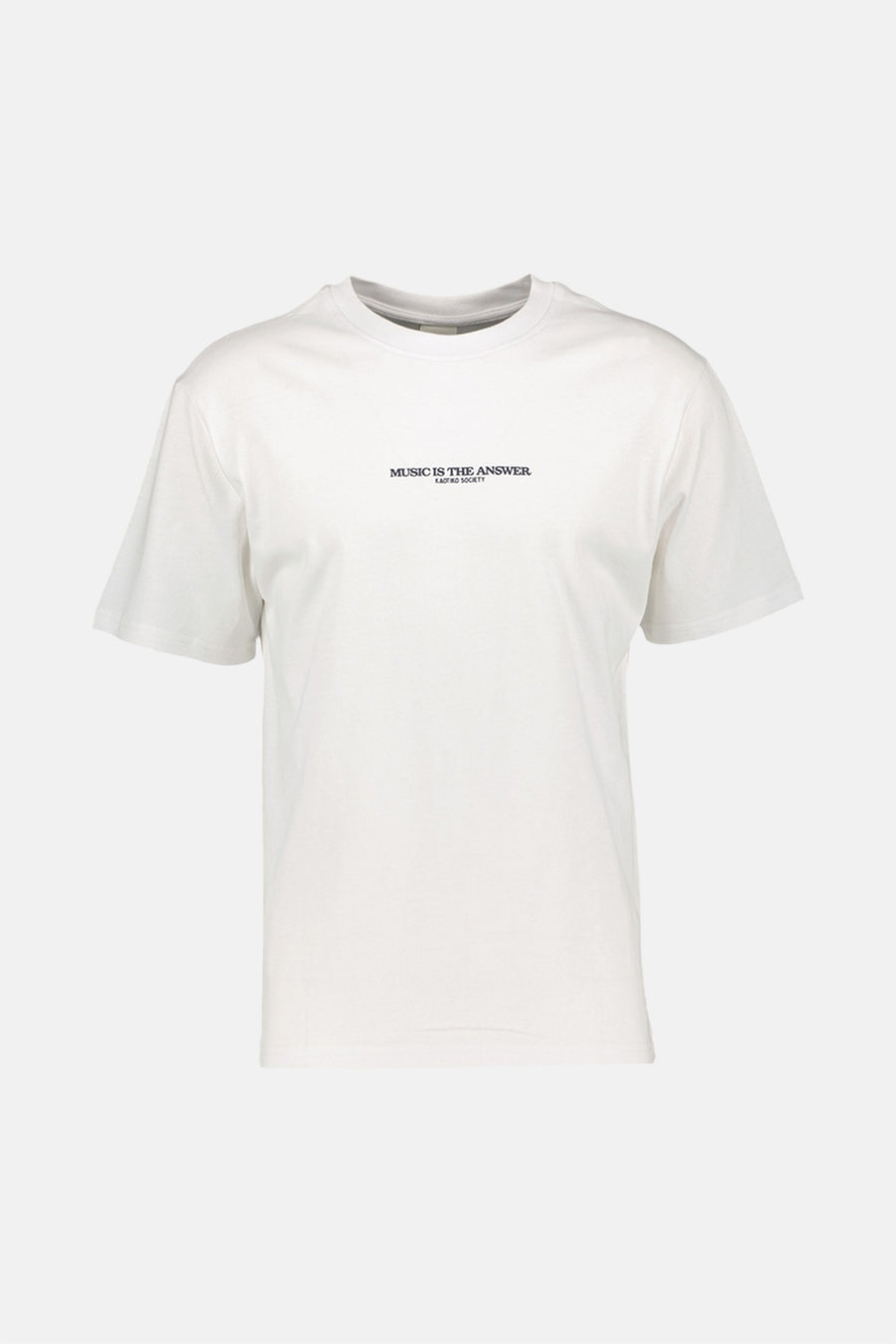 T-shirt blanc KAOTIKO, à manches courtes et avec un petit imprimé texte noir sur la poitrine.