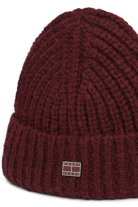 Casquette rouge de TOMMY JEANS, avec une texture tricotée et un logo de marque.