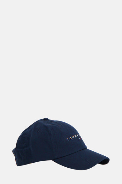 Casquette bleue de TOMMY JEANS, avec le nom de marque brodé en blanc sur l'avant.