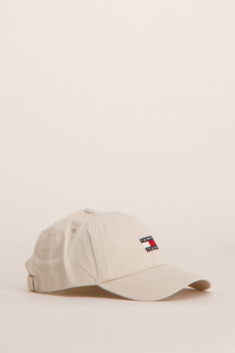 T-shirt écru de Tommy Jeans, avec un logo brodé sur la devanture et une bande ajustable à l'arrière.