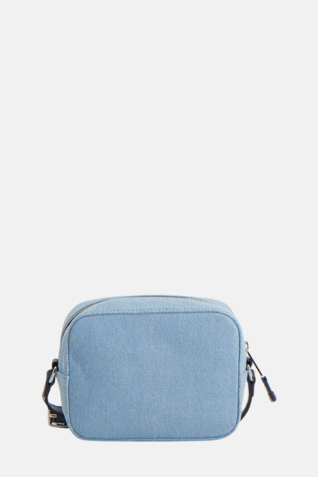 Sac à dos en denim bleu clair de TOMMY JEANS, avec une band noire et des détails argentés.