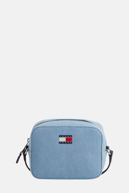 Sac à dos en denim bleu clair de TOMMY JEANS, avec fermeture éclair et logo sur l'avant.