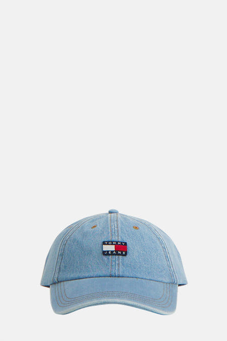 Casquette en denim bleu clair de Tommy Jeans, avec un logo subtil sur l'avant.