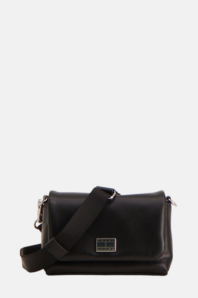 Sac à dos noir de TOMMY JEANS, avec une sangle d'épaule ajustable et un logo argenté.