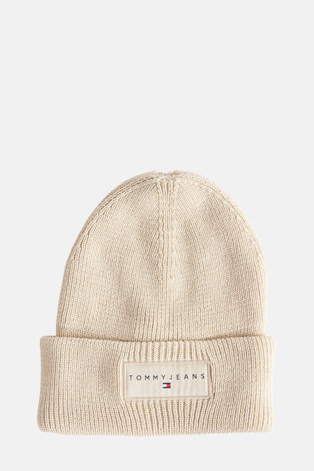 Chapeau beige de TOMMY JEANS, avec une texture tricotée et un logo de marque rectangulaire sur l'extérieur.