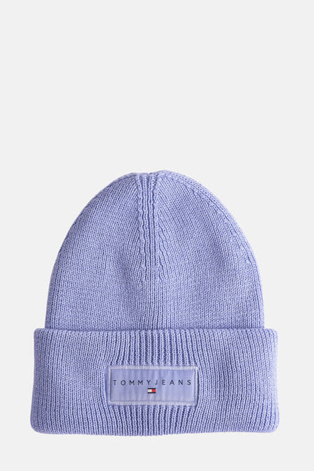 Chapeau Lila de TOMMY JEANS, avec une texture à carreaux et un étiquette avec le nom de la marque sur l'emballage.