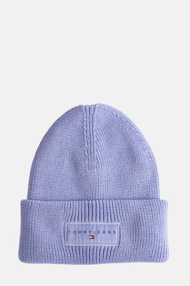 Chapeau Lila de TOMMY JEANS, avec une texture à carreaux et un étiquette avec le nom de la marque sur l'emballage.