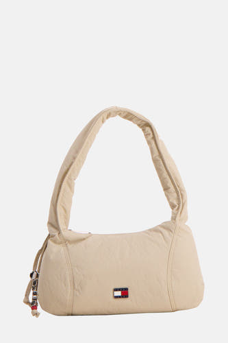 Beige schoudertas van TOMMY JEANS, met een ritssluiting en een TOMMY-bedel aan de zijkant.