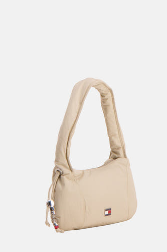 Sac bandoulière beige de Tommy Jeans avec une courte bande d'épaule doublée et un pompon avec inscription.