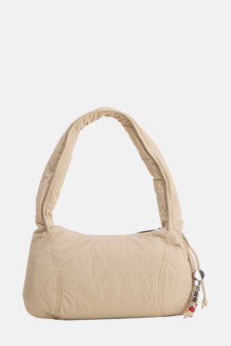 Beige schoudertas van TOMMY JEANS met afneembare bedel en korte schouderband.
