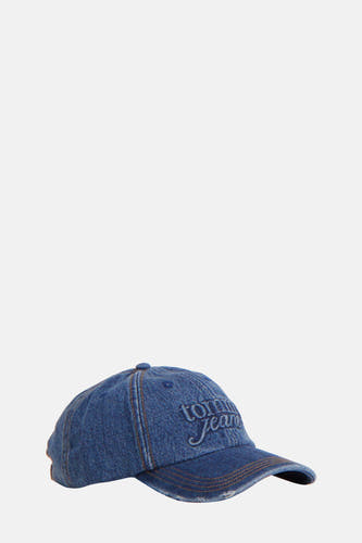Middenblauw denim pet van TOMMY JEANS, met geborduurd logo op de voorkant en een gerafelde rand.
