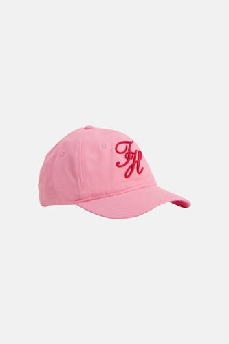 Casquette rose TOMMY JEANS avec un logo 'FH' rouge brodé sur le devant, de profil.