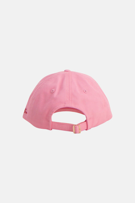Roze pet van TOMMY JEANS, achteraanzicht met verstelbare band, goudkleurige gesp en geborduurd detail aan de zijkant.