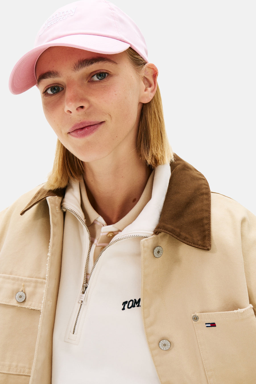 Casquette rose Tommy Jeans, avec un logo brodé sur le devant et une sangle réglable à l'arrière.