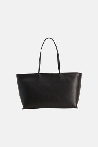 Zwarte schoudertas van TOMMY JEANS met twee handgrepen en een licht generfd oppervlak.