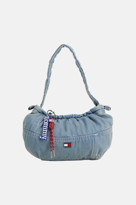 Blauwe denim schoudertas van TOMMY JEANS met ruches, logo-badge en kleurrijke sleutelhanger, front view