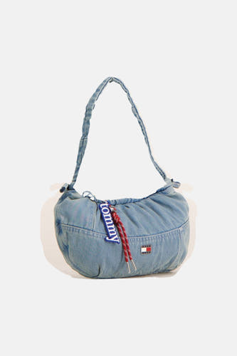 Blauwe denim schoudertas van TOMMY JEANS met gestreepte trekkoord en logo-badge, front view