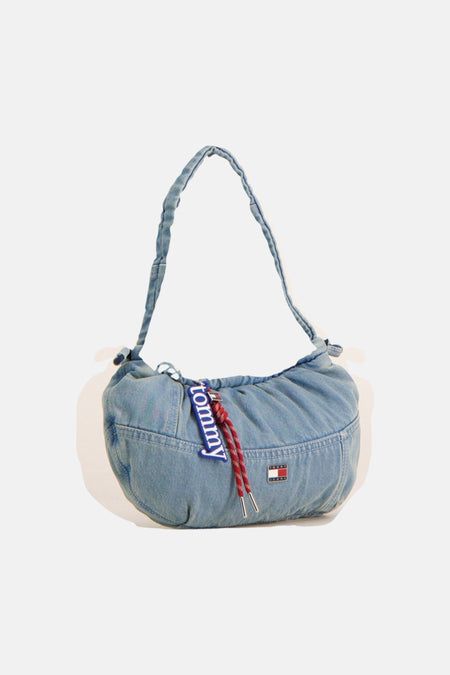 Blauwe denim schoudertas van TOMMY JEANS met gestreepte trekkoord en logo-badge, front view