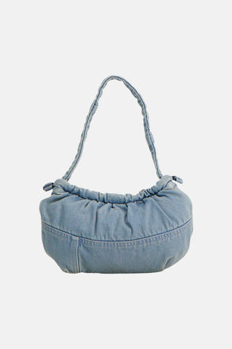 Blauwe denim schoudertas van TOMMY JEANS met gerimpelde bovenkant en gevlochten schouderband, front view