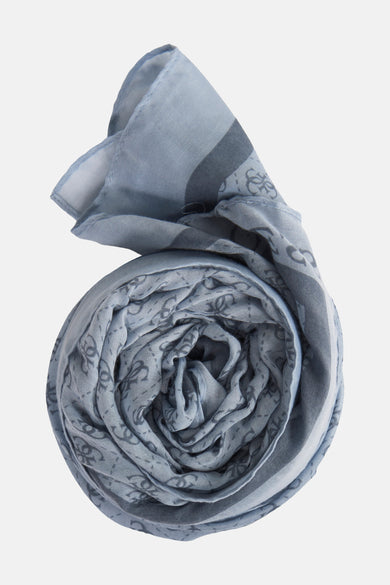 Écharpe d'été bleue de Guess avec une impression de logo subtile et plus sombre, présentée enrououlée.