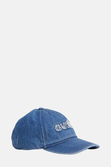 Jean bleu Guess de chien, avec logo brodé sur l'avant, en vue latérale.