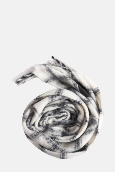 Écharpe d'hiver blanche de Guess, enroulée en spirale avec un motif à carreaux noir et blanc.